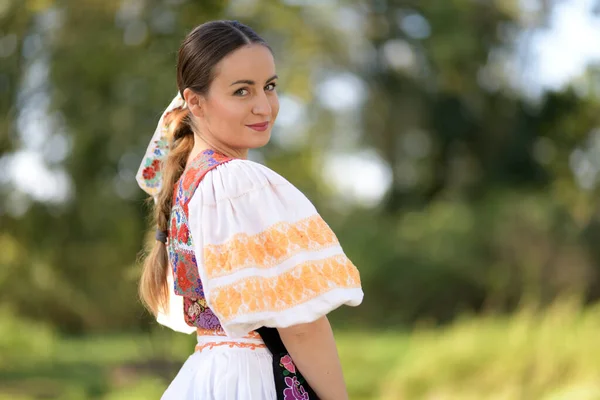 Joven Mujer Eslovaca Hermosa Traje Tradicional Retrato Verano —  Fotos de Stock