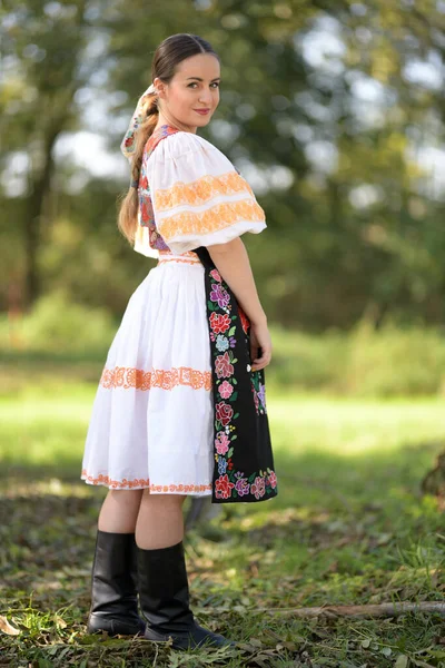 Jeune Belle Femme Slovaque Costume Traditionnel Portrait Été — Photo