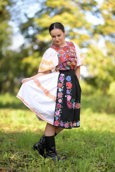 Jovem Mulher Eslovaca Bonita Traje Tradicional Retrato Verão — Fotografia de Stock