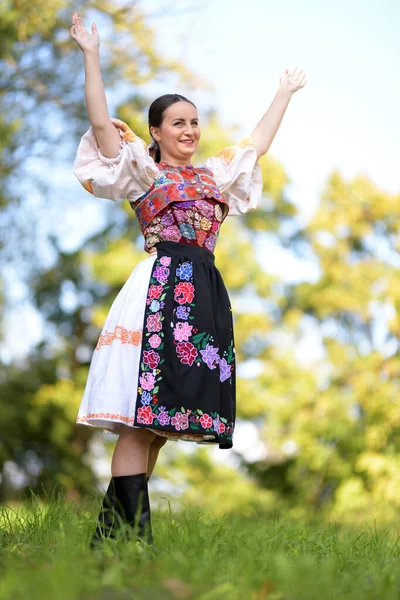 穿着传统服装的年轻漂亮的Slovak女人 夏季肖像 — 图库照片