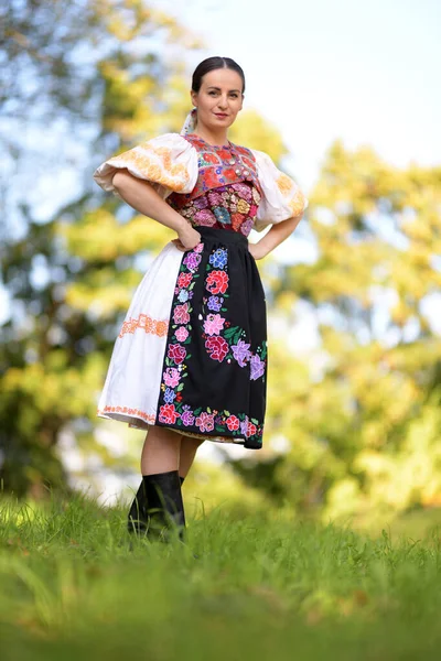 Junge Schöne Slowakin Traditioneller Tracht Sommerporträt — Stockfoto