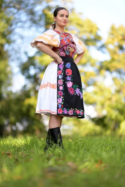 Ung Vacker Slogan Kvinna Traditionell Kostym Sommarporträtt — Stockfoto