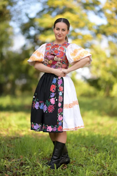 Jovem Mulher Eslovaca Bonita Traje Tradicional Retrato Verão — Fotografia de Stock