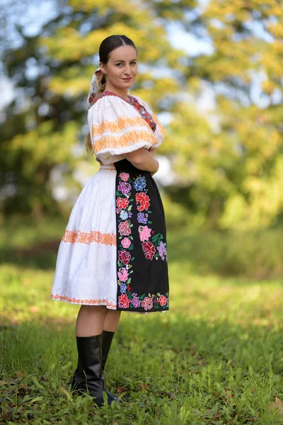 Joven Mujer Eslovaca Hermosa Traje Tradicional Retrato Verano — Foto de Stock