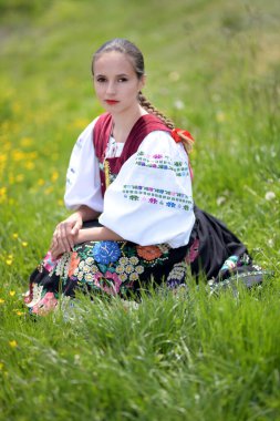 Geleneksel folklor kostümlü Slovak folklor dansçısı