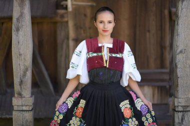 Geleneksel folklor kostümlü Slovak folklor dansçısı