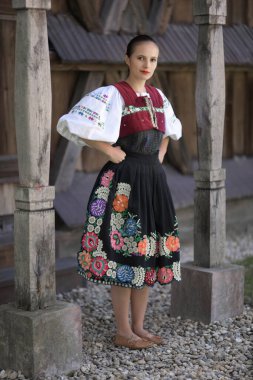 Geleneksel folklor kostümlü Slovak folklor dansçısı