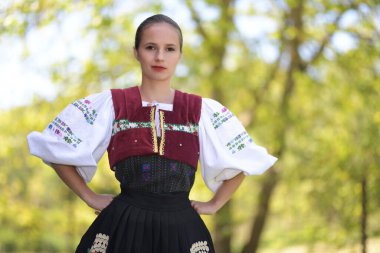Geleneksel folklor kostümlü Slovak folklor dansçısı