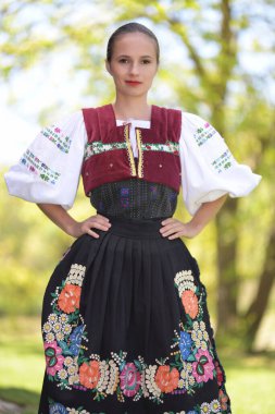 Geleneksel folklor kostümlü Slovak folklor dansçısı