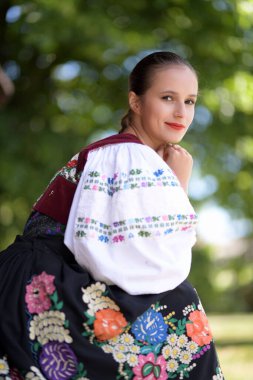 Geleneksel folklor kostümlü Slovak folklor dansçısı