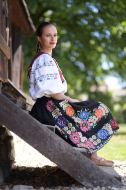 Geleneksel folklor kostümlü Slovak folklor dansçısı