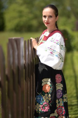 Geleneksel folklor kostümlü Slovak folklor dansçısı