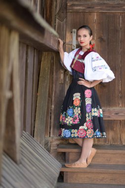 Geleneksel folklor kostümlü Slovak folklor dansçısı