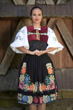 Geleneksel folklor kostümlü Slovak folklor dansçısı