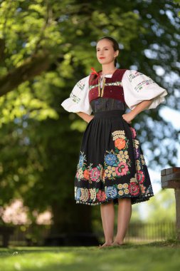 Geleneksel folklor kostümlü Slovak folklor dansçısı