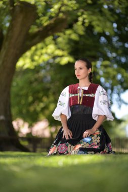 Geleneksel folklor kostümlü Slovak folklor dansçısı