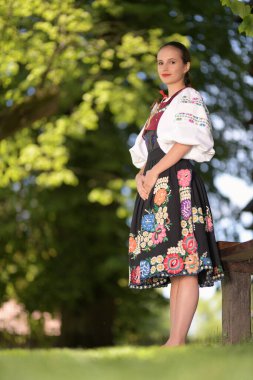 Geleneksel folklor kostümlü Slovak folklor dansçısı