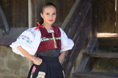 Geleneksel folklor kostümlü Slovak folklor dansçısı