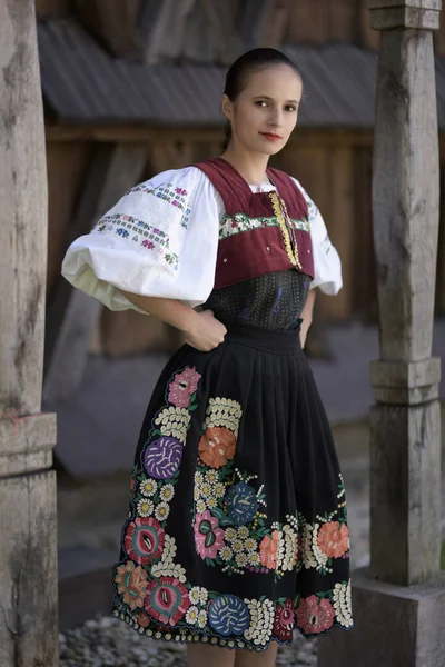 Geleneksel Folklor Kostümlü Slovak Folklor Dansçısı — Stok fotoğraf