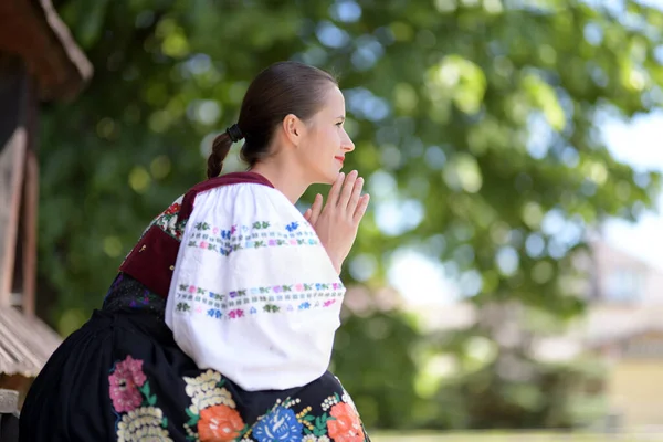 Geleneksel Folklor Kostümlü Slovak Folklor Dansçısı — Stok fotoğraf