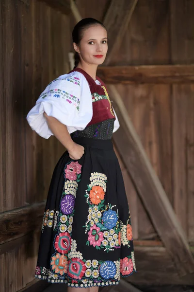 Geleneksel Folklor Kostümlü Slovak Folklor Dansçısı — Stok fotoğraf