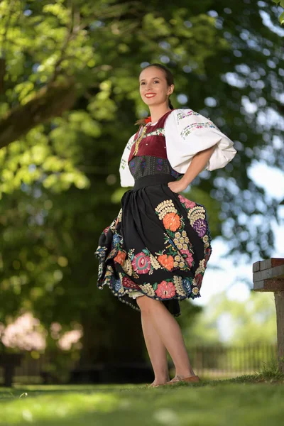 Szlovák Folklórtáncos Hagyományos Folklórjelmezben — Stock Fotó