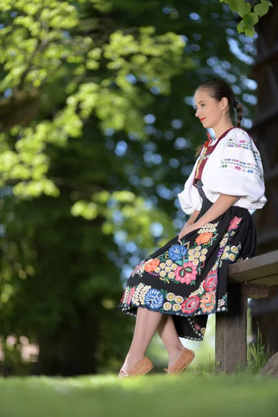 Szlovák Folklórtáncos Hagyományos Folklórjelmezben — Stock Fotó