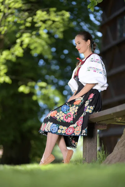 伝統的な民俗衣装のスロバキア民俗舞踊家 — ストック写真
