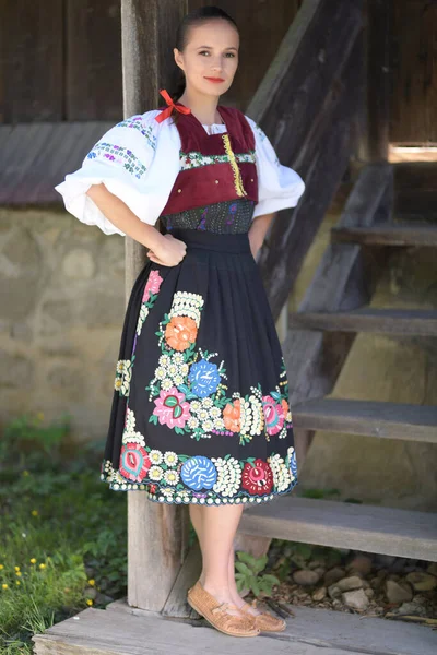 Geleneksel Folklor Kostümlü Slovak Folklor Dansçısı — Stok fotoğraf