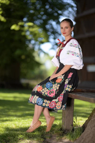 Szlovák Folklórtáncos Hagyományos Folklórjelmezben — Stock Fotó
