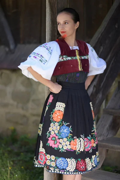 Slovenská Folklórní Tanečnice Tradičním Folklórním Kostýmu — Stock fotografie