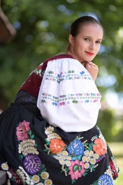 Geleneksel Folklor Kostümlü Slovak Folklor Dansçısı — Stok fotoğraf