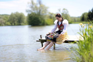 Geleneksel folklor kostümlü Slovak folklor dansçısı