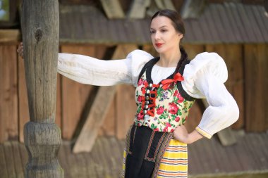 Geleneksel folklor kostümlü Slovak folklor dansçısı