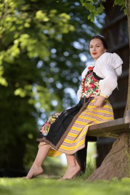 Geleneksel folklor kostümlü Slovak folklor dansçısı