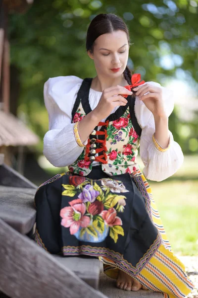 Slovenská Folklórní Tanečnice Tradičním Folklórním Kostýmu — Stock fotografie