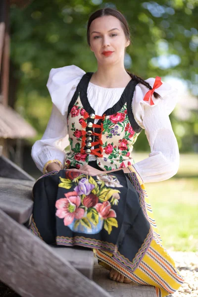 Slovenská Folklórní Tanečnice Tradičním Folklórním Kostýmu — Stock fotografie