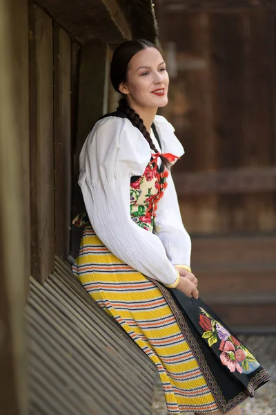 Slovenská Folklórní Tanečnice Tradičním Folklórním Kostýmu — Stock fotografie