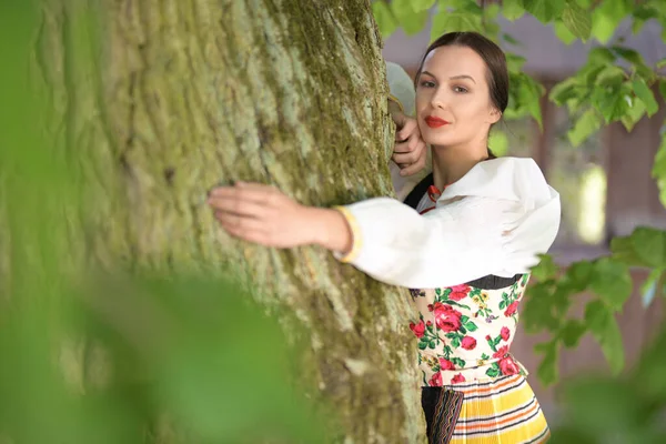 Slovenská Folklórní Tanečnice Tradičním Folklórním Kostýmu — Stock fotografie