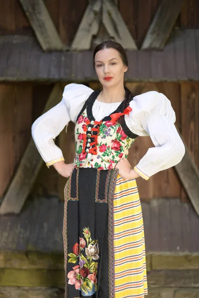 Slowakische Folkloretänzerin Traditioneller Tracht — Stockfoto