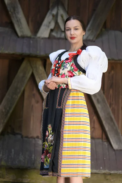 Geleneksel Folklor Kostümlü Slovak Folklor Dansçısı — Stok fotoğraf