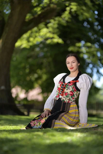 伝統的な民俗衣装のスロバキア民俗舞踊家 — ストック写真