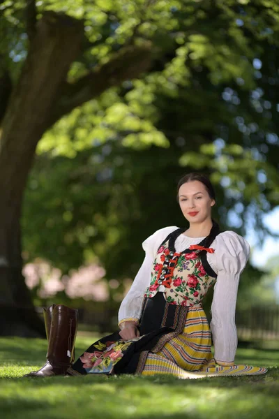 Slowakische Folkloretänzerin Traditioneller Tracht — Stockfoto