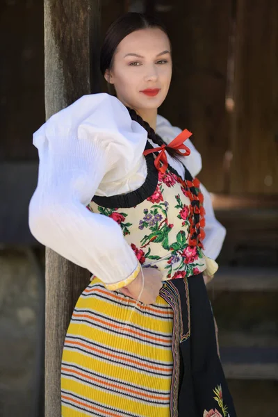 Slovenská Folklórní Tanečnice Tradičním Folklórním Kostýmu — Stock fotografie