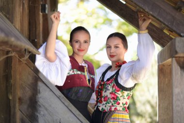 Slovak folklor dansçıları geleneksel folklor kostümleriyle