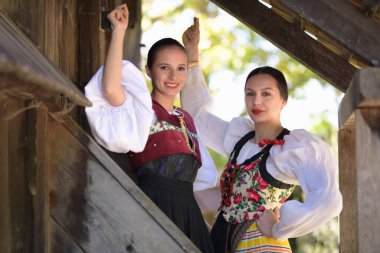 Slovak folklor dansçıları geleneksel folklor kostümleriyle