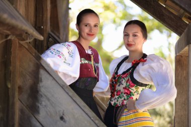 Slovak folklor dansçıları geleneksel folklor kostümleriyle