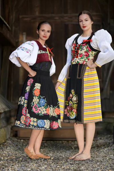 Szlovák Folklórtáncosok Hagyományos Folklórjelmezben — Stock Fotó