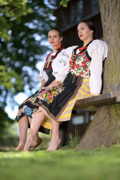 Dançarinos Folclóricos Eslovacos Trajes Folclóricos Tradicionais — Fotografia de Stock