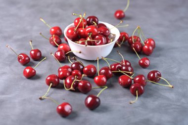 Tatlı kirazlar masada